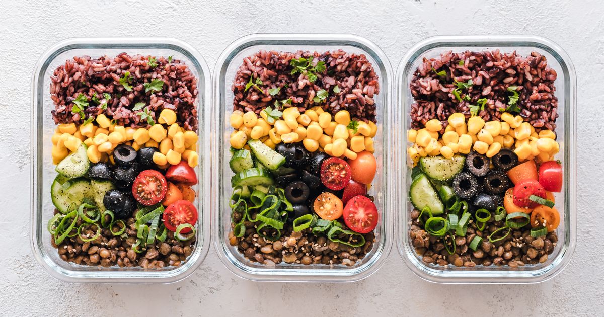 Weekly meal prep containers with a per-portion nutrition calculator breakdown of calories and macros